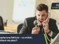 Zirytowany mężczyzna trzyma klepsydrę, dzwoniąc do firmy CashFix. Długi firmy mogą być frustrujące.