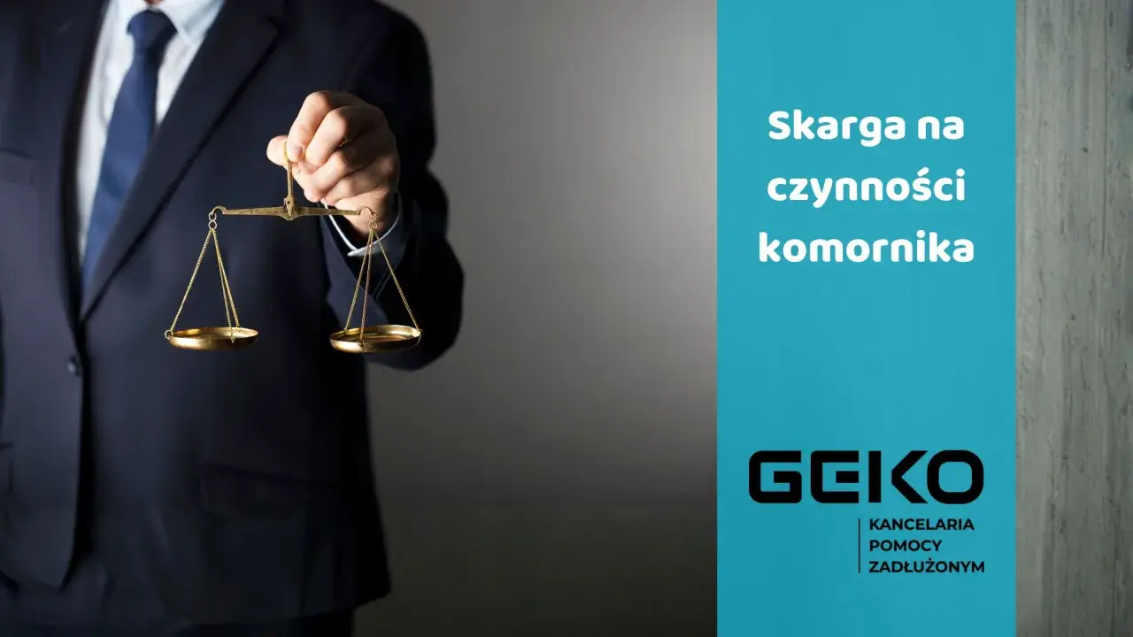 Prawnik w garniturze trzyma wagę sprawiedliwości. Tekst: "Skarga na czynności komornika". Pomoc w ograniczeniu zajęcia komorniczego.