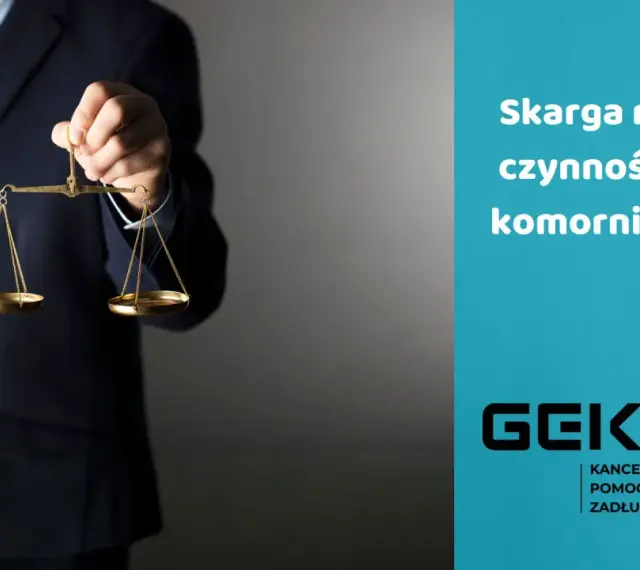 Prawnik w garniturze trzyma wagę sprawiedliwości. Tekst: "Skarga na czynności komornika". Pomoc w ograniczeniu zajęcia komorniczego.