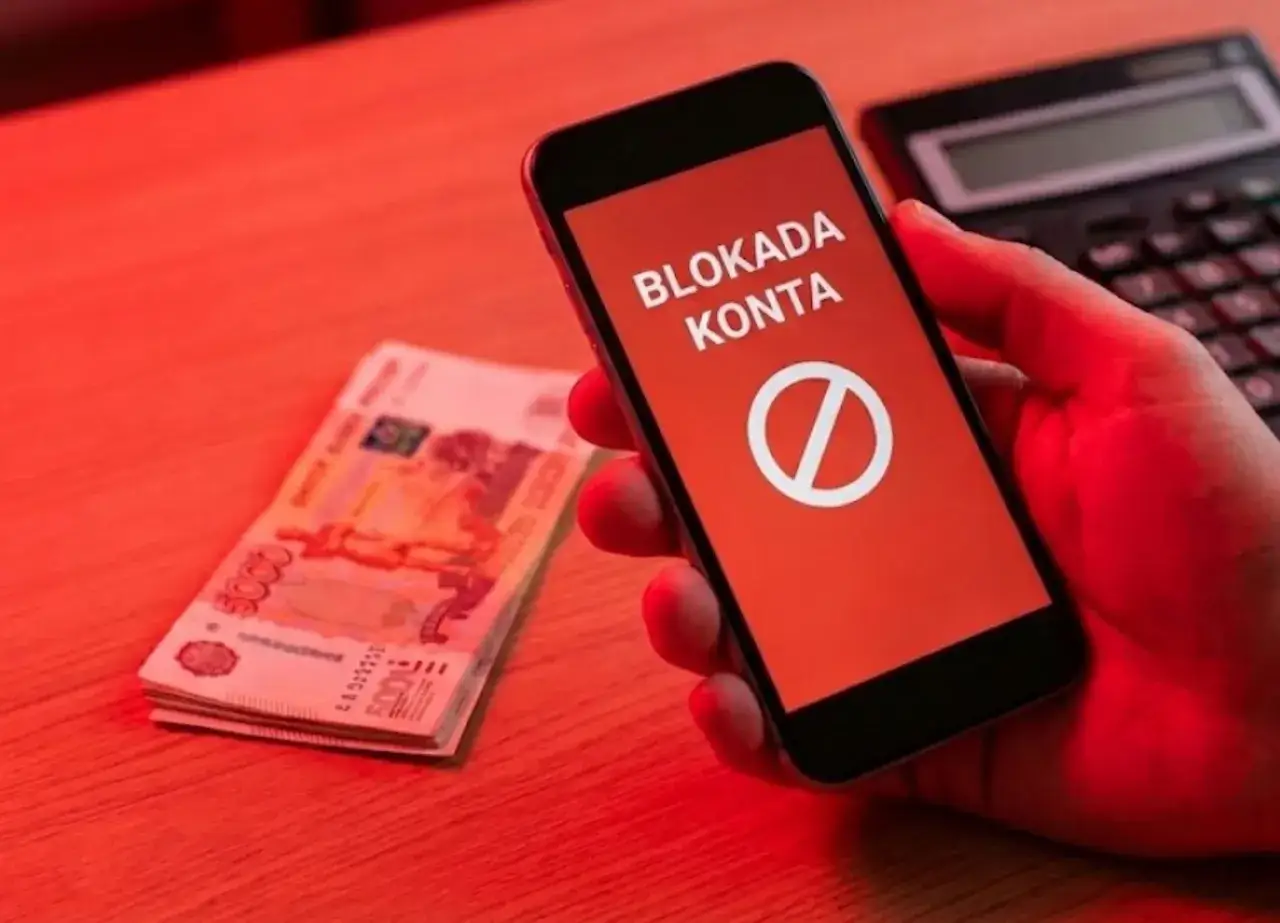 Telefon pokazuje komunikat