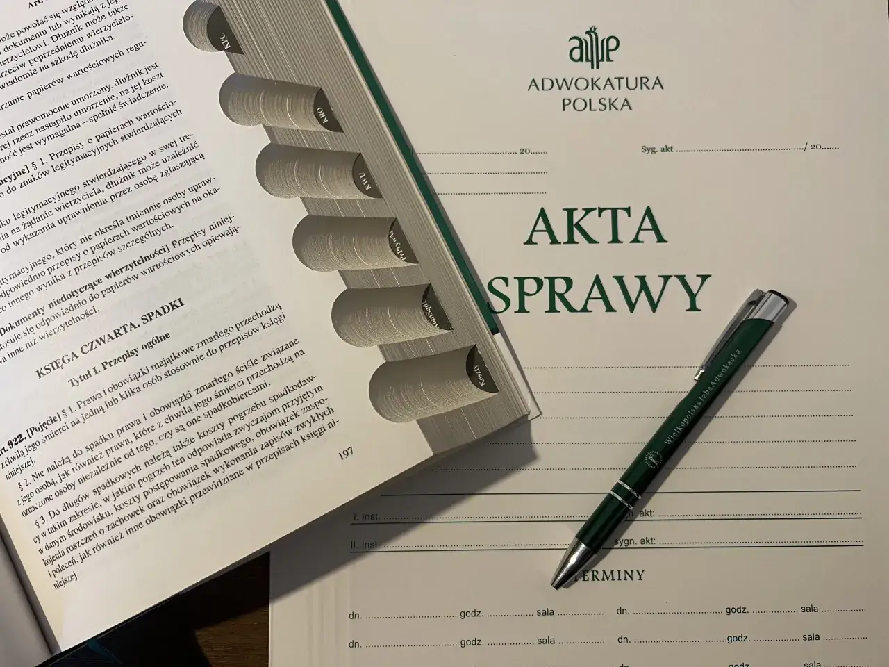Akta sprawy spadkowej z zielonym długopisem Wielkopolskiej Izby Adwokackiej. Jak nie odziedziczyć długów po bracie?