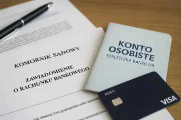 Dokumenty komornicze, książeczka "Konto Osobiste" i karta debetowa. Szybko komornik znajdzie nowe konto, gdy dane są aktualne.
